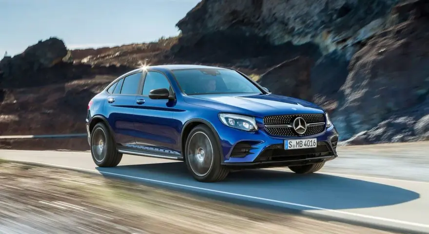 Niebieski Mercedes GLC Coupe w ruchu. Warto sprawdzić opinie i potencjalne usterki przed zakupem.