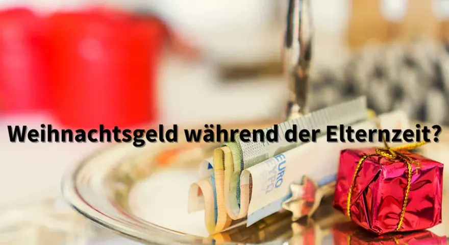 Geld und ein kleines Geschenk auf einem Teller. Die Frage: Weihnachtsgeld während der Elternzeit?