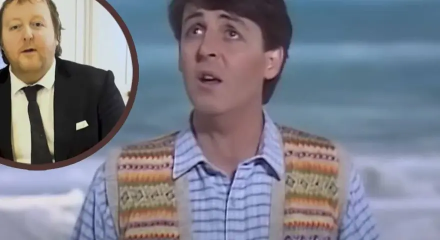 Młody Paul McCartney z zespołu The Beatles śpiewa, a obok niego w okrągłym kadrze widać starszego mężczyznę w garniturze.