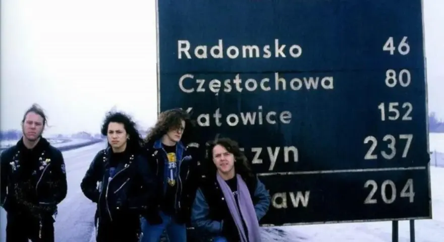 Metallica w Polsce, na drogowskazie do Radomska, Częstochowy i Katowic. Zimowa sceneria i legendarny zespół.
