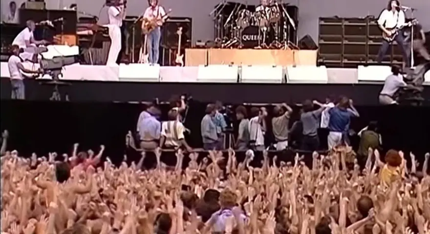 Koncert Queen w Polsce! Tłum szaleje, a Freddie Mercury śpiewa.