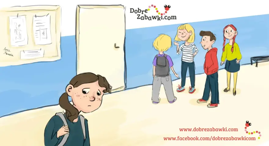 Smutna dziewczynka stoi sama, podczas gdy inne dzieci nie chcą się bawić z moim dzieckiem w szkole.