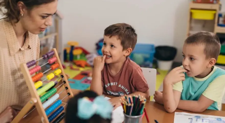 Zerówka to szkoła czy przedszkole? Kluczowe różnice i informacje