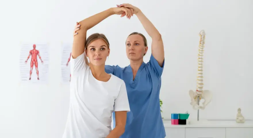 Rehabilitacja kręgosłupa: Koszty prywatnie vs. NFZ. Czy warto czekać?