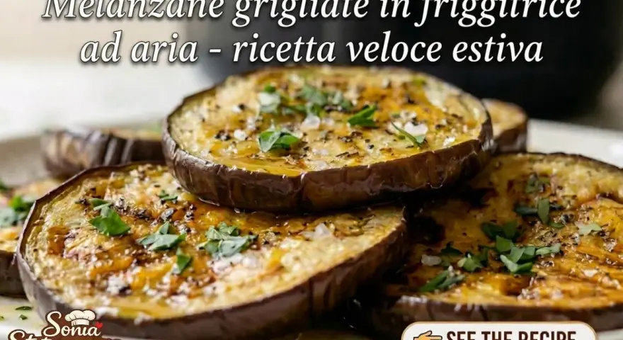 Fette di melanzane grigliate in friggitrice ad aria, condite con erbe aromatiche e sale grosso. Una ricetta veloce e gustosa per l'estate.