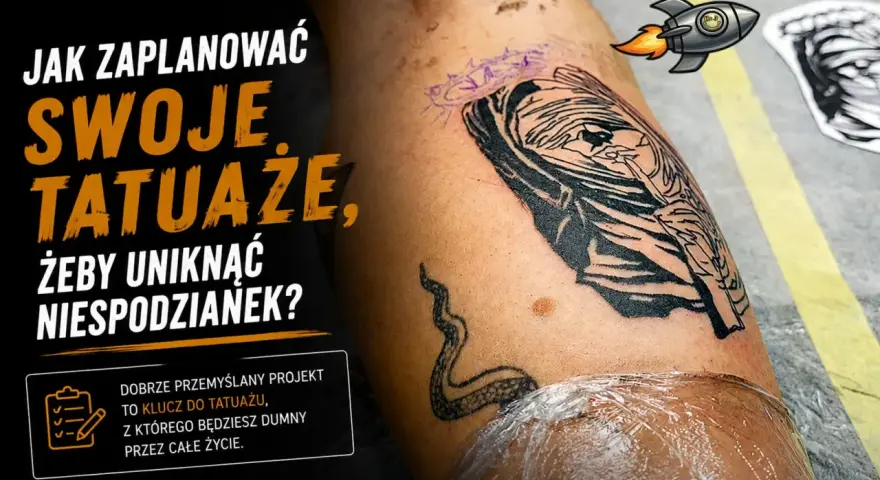 Unikaj głupich tatuaży! Planowanie jest kluczem do tatuażu, z którego będziesz dumny przez całe życie. Na ramieniu widać nowy tatuaż w trakcie pracy.