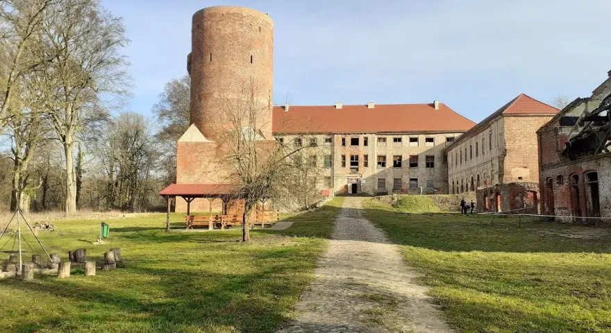 Zamek w Swobnicy, z charakterystyczną ceglaną wieżą i rozległym, choć zaniedbanym kompleksem budynków, zaprasza do odkrywania historii.