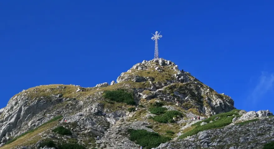 Krzyż na Giewoncie, symbol Tatr, góruje nad szlakiem. Choć nie znamy dokładnych informacji, ile metrów ma krzyż na Giewoncie, jego majestat robi wrażenie.