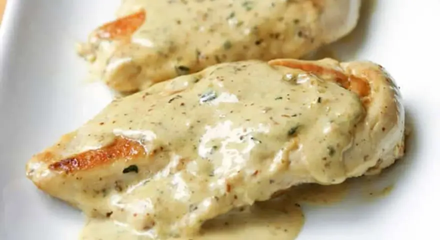 Deux morceaux de poulet tendres nappés d'une sauce crémeuse et savoureuse, parfaite comme sauce pour accompagner le poulet.