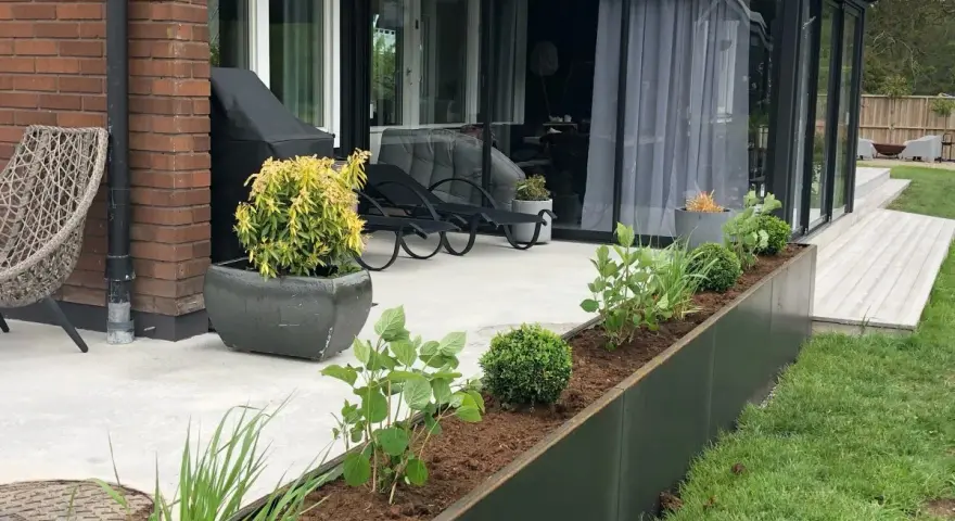 En modern odlingslåda på altanen ger plats för grönska.