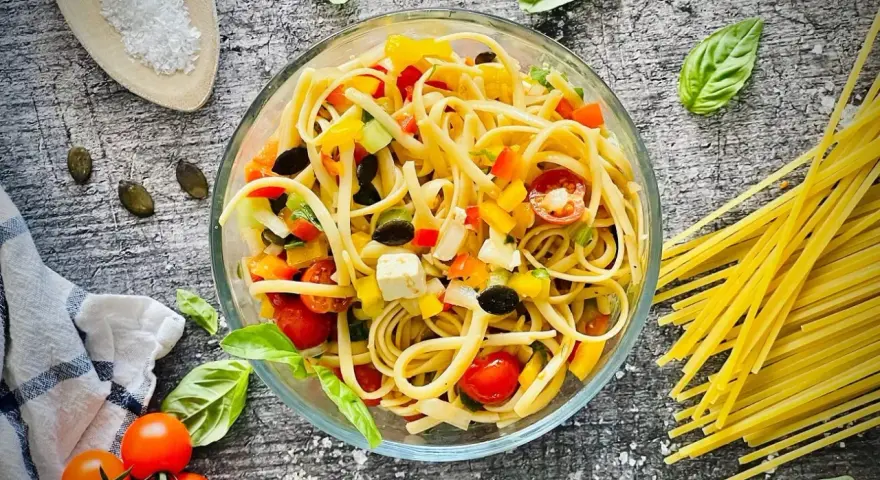 Frischer Spaghetti Salat mit bunten Paprika, Tomaten, Oliven und Feta. Perfekt für den Sommer!