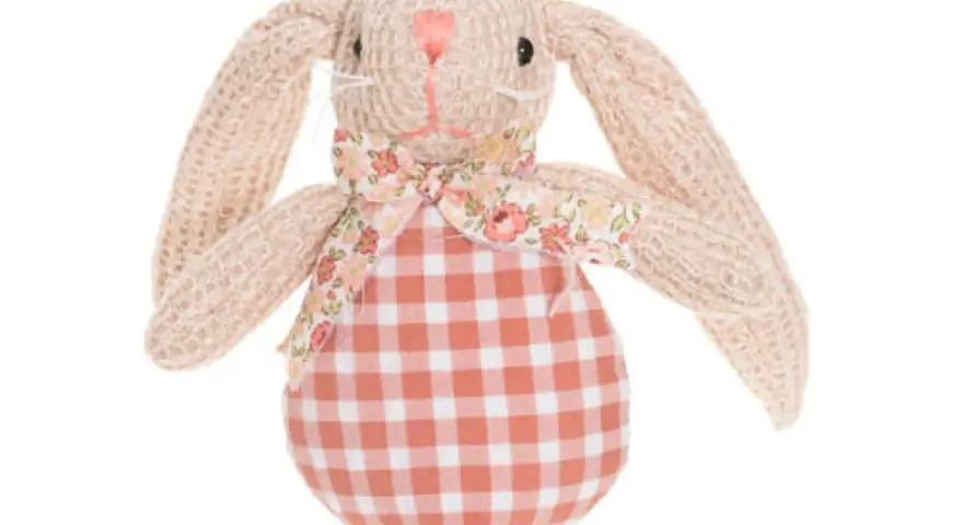 En söt påskhare med rutig klänning och blommig scarf, redo för påskhare bus.