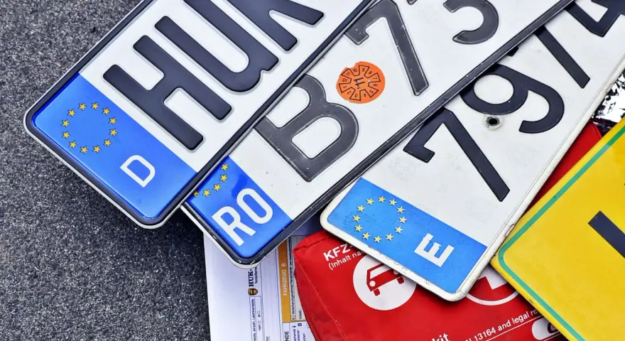Kilka tablic rejestracyjnych państw UE: D (Niemcy), RO (Rumunia), E (Hiszpania) i inne.