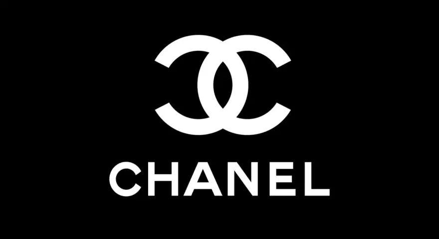 Logo bianco con le doppie C intrecciate e il nome CHANEL sotto, simbolo di eleganza.