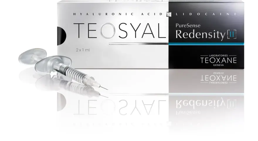 Strzykawka z preparatem Teosyal Redensity II, gotowa do użycia, obok eleganckiego opakowania.