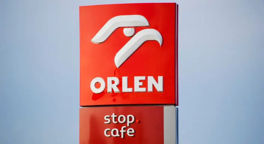 Znak Orlen z logo i napisem "stop. cafe". Zainteresowani akcje Orlenu cena mogą obserwować rozwój spółki.