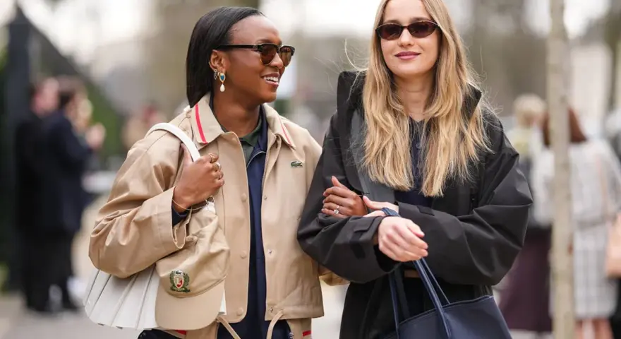 Due amiche con outfit alla moda, un esempio di must significato nella moda.