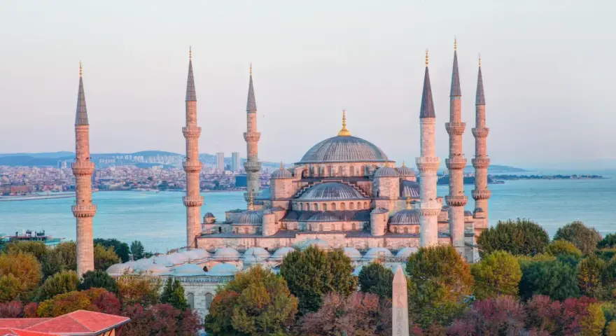 Błękitny Meczet w Stambule, z minaretami górującymi nad miastem i morzem. Czy Istambuł jest bezpieczny? Turyści spacerują pośród pięknej architektury.
