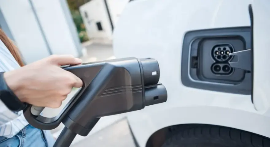 Jakim prądem ładuje się samochód elektryczny i co warto wiedzieć?