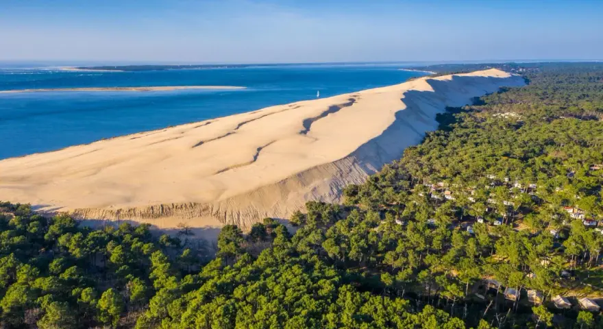 Vue aérienne de la dune du Pilat, un itinéraire de rêve entre océan et forêt de pins.