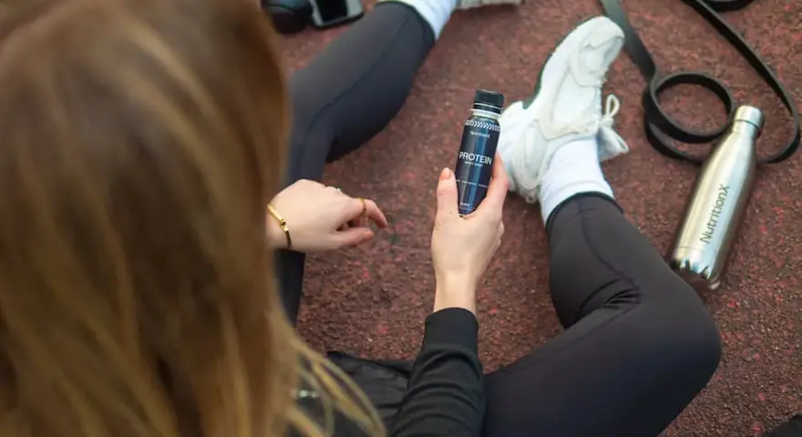 Baton proteinowy przed czy po treningu – co wybrać dla lepszej regeneracji?