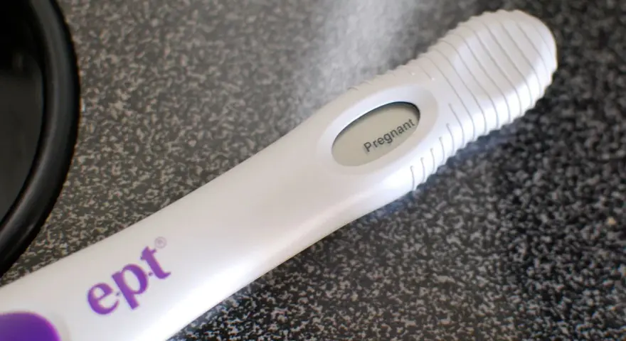 Test ciążowy ept pokazuje wynik "Pregnant". Czy przed okresem są dni płodne? To pytanie, na które odpowiedź może przynieść taki test.