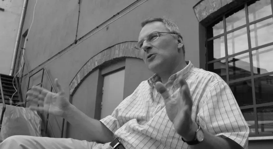 Wojciech Trzciński w swobodnej pozie, gestykuluje, opowiadając o swoim życiu prywatnym.