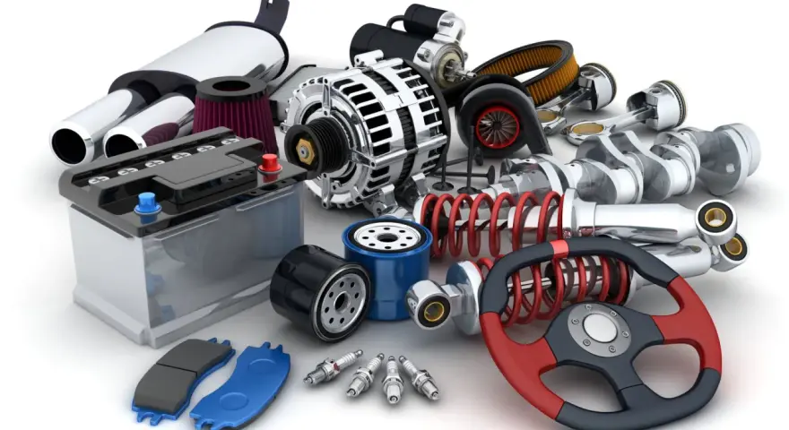 Gros plan sur un assortiment de pièces automobiles : batterie, filtres, bougies, amortisseurs, volant, etc.