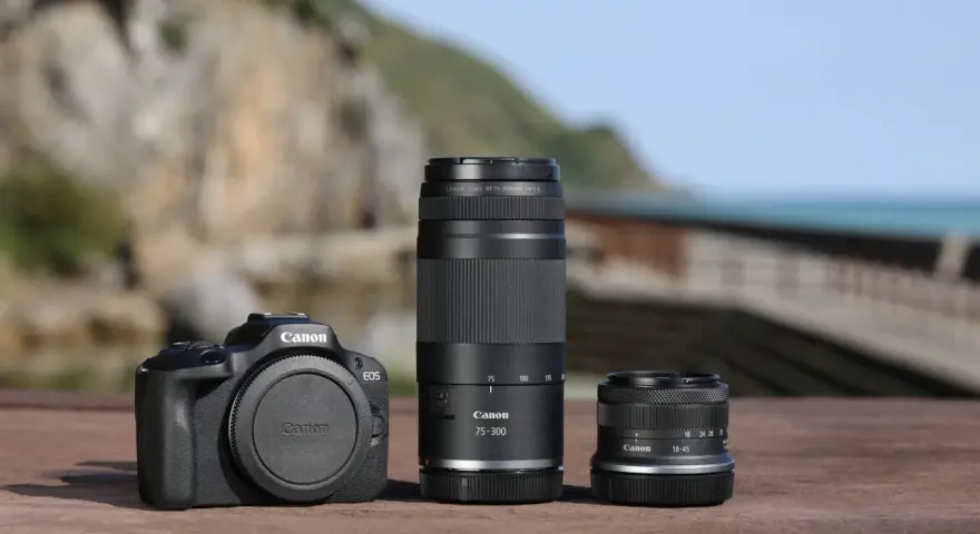 Aparat Canon EOS z dwoma obiektywami: Canon RF 75-300mm do zdjęć z daleka i Canon RF 18-45mm do krajobrazów.