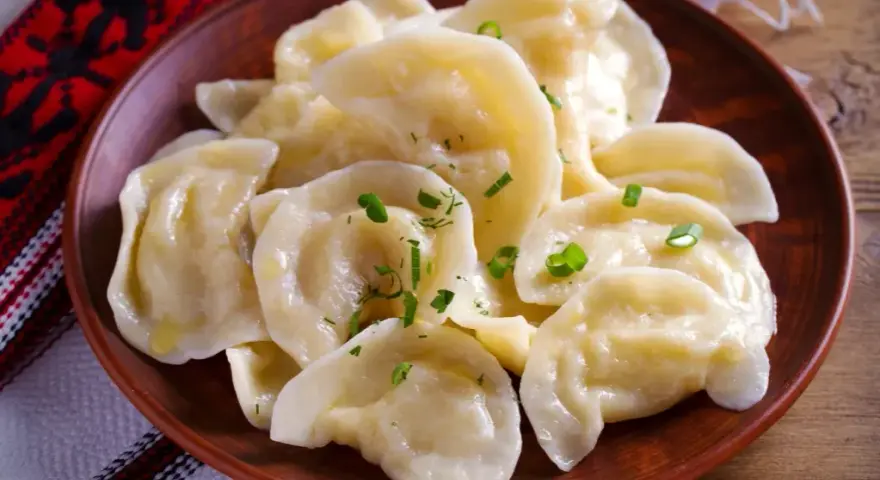 Jak długo gotować pierogi? Czas dla świeżych i mrożonych