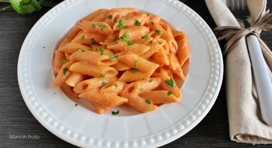 Penne cremose con un sugo rosa, arricchito dal gusto del philadelphia, guarnite con prezzemolo fresco.