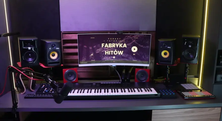 Studio nagraniowe z monitorem "Fabryka Hitów", klawiaturą, mikrofonem i głośnikami. Idealne miejsce dla polskich wytwórni muzycznych.