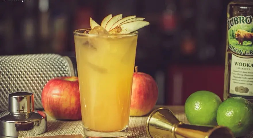 Proste drinki z sokiem jabłkowym: Przepisy na Szarlotkę i inne