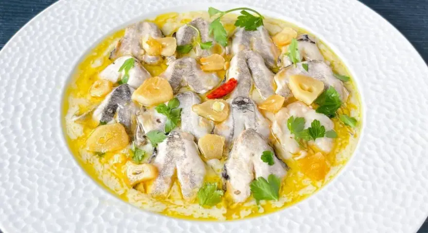 Cocochas de bacalao en salsa de ajo y perejil, un plato delicioso y fácil de preparar.