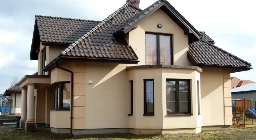 Jaka elewacja do brązowego dachu, aby uniknąć nieharmonijnego wyglądu?