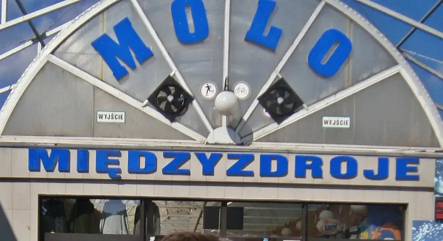 Napis "MOLO" i "MIĘDZYDROJE" na budynku, który może być częścią Alei Gwiazd w Międzyzdrojach.