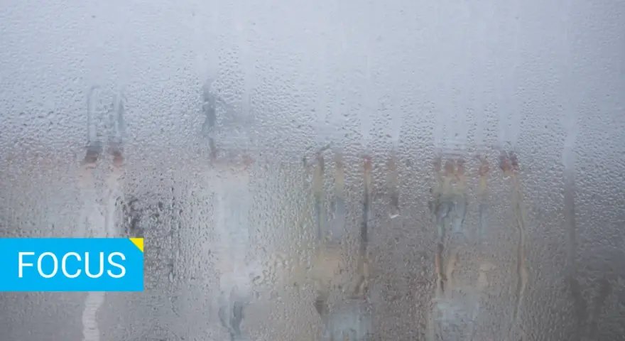Condensa su un vetro, come quella che un fan coil deumidificatore potrebbe eliminare per una visione chiara.