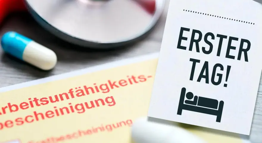 Arbeitsunfähigkeitsbescheinigung und eine Notiz "Erster Tag!" mit einem Bett-Symbol. Ein Stethoskop und Pillen deuten auf eine Krankschreibung hin, um gesund schreiben zu lassen.