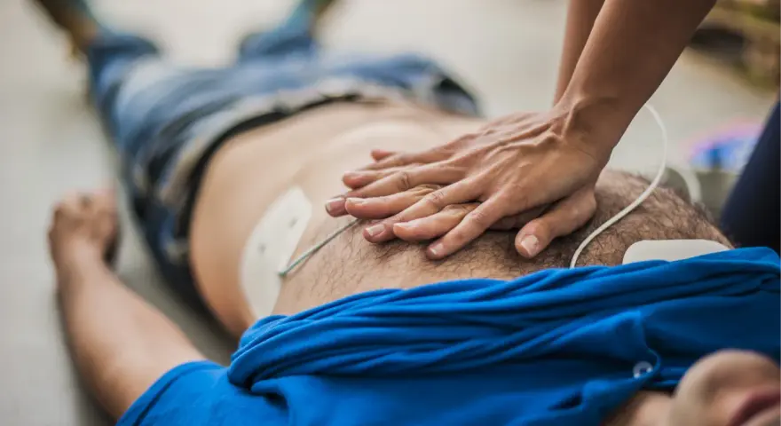 Kiedy użyć defibrylatora? Kluczowe informacje ratujące życie