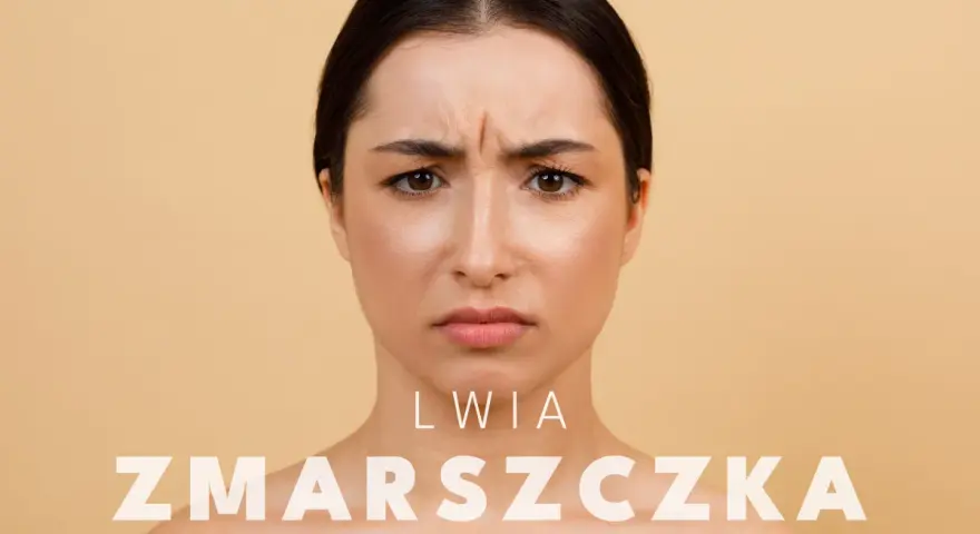 Kobieta z wyraźną lwia zmarszczka między brwiami, zamyślona.