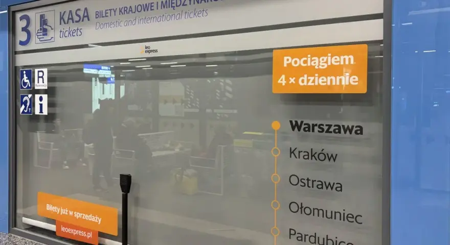 Kasa biletowa z informacją o trasach pociągów Leo Express: Warszawa, Kraków, Ostrawa, Ołomuniec, Pardubice, Praga.