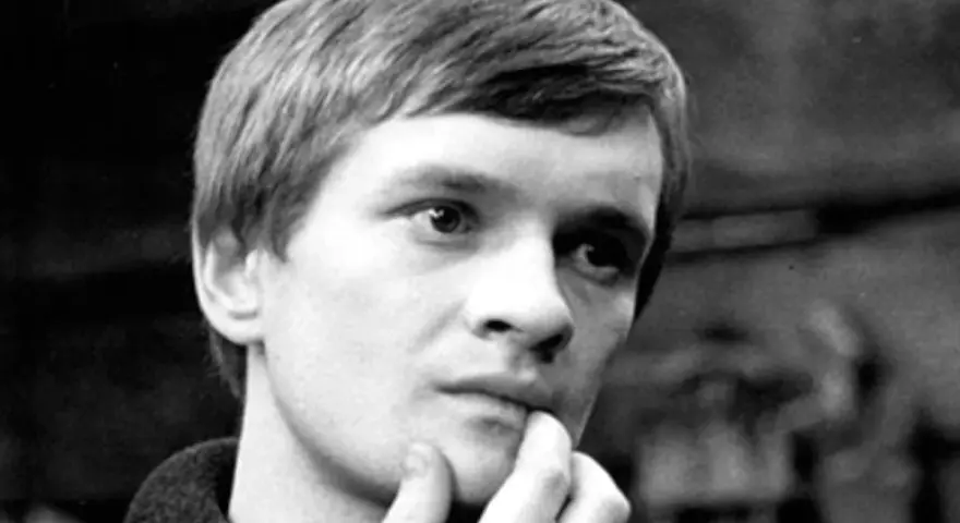 Młody Andrzej Miś, zamyślony, z palcem przy ustach. Jego życiorys to fascynująca historia.