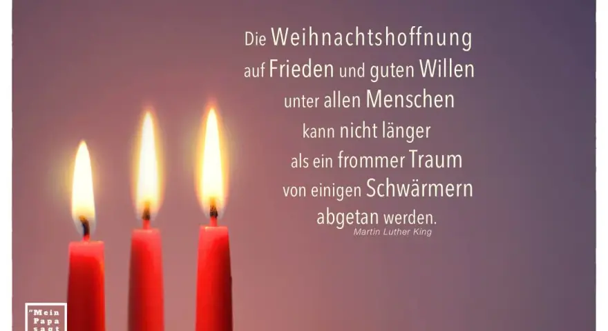 Drei brennende rote Kerzen vor einem lila Hintergrund mit einem Zitat von Martin Luther King Jr.