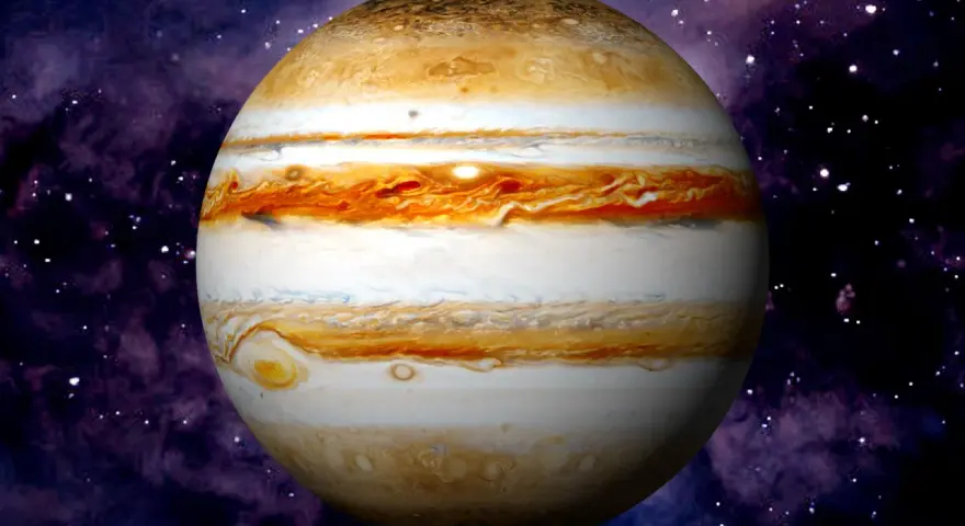 El planeta Júpiter, con sus bandas de gas anaranjadas y blancas, flota en el espacio profundo, rodeado de nebulosas púrpuras y estrellas.
