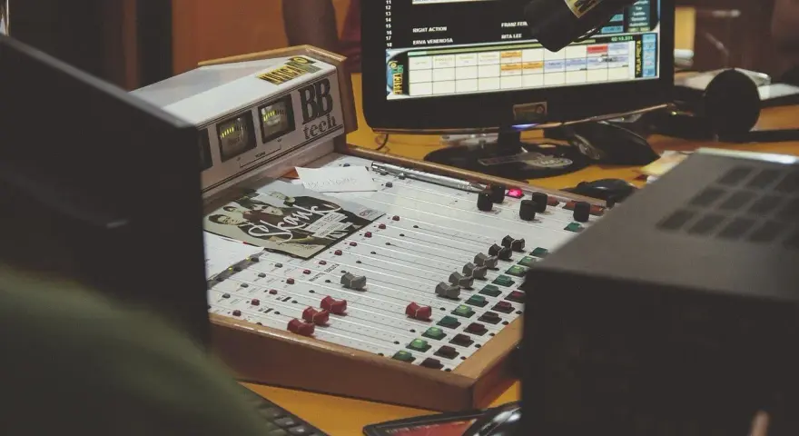 Konsola DJ-a i ekran z listą utworów, gdzie można usłyszeć najwięksi twórcy muzyki elektronicznej.