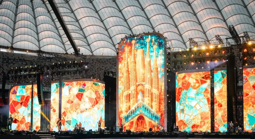 Wielkie ekrany rozświetlają stadion, tworząc barwną mozaikę. To roztanczony narodowy transmisja, gdzie sztuka i muzyka łączą się w widowiskowym spektaklu.