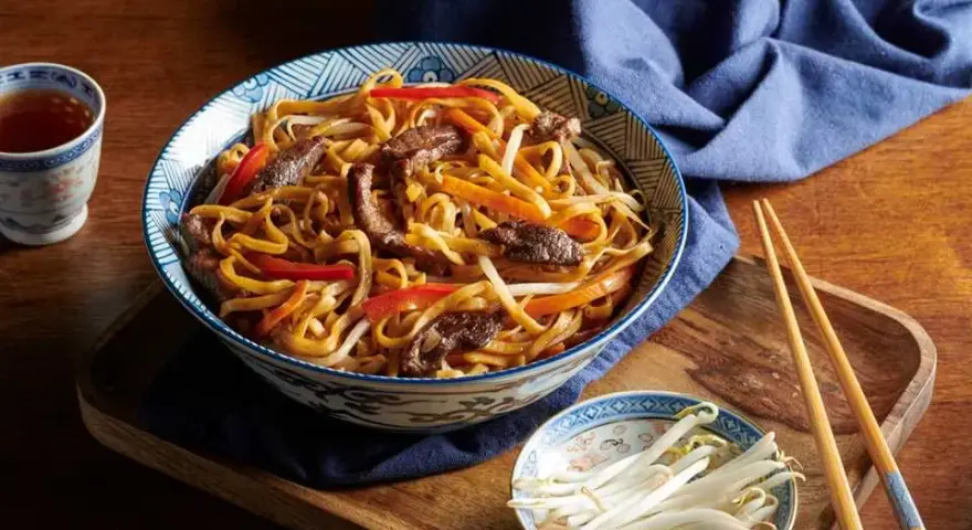 Jak zrobić makaron chow mein w 30 minut - prosty przepis krok po kroku