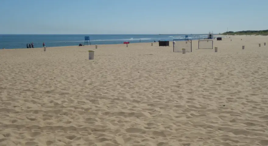 Piękna plaża w Gdańsku, idealne miejsce, gdzie na spacer. W tle widać morze i niebo.