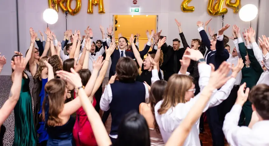 Ile kosztuje fotograf na studniówkę? Sprawdź ceny i oferty w Polsce