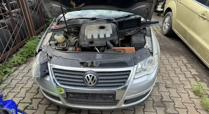 Silny Volkswagen z otwartą maską, silnik widoczny. Zastanawiasz się, ile kosztuje wystawienie samochodu na OLX?